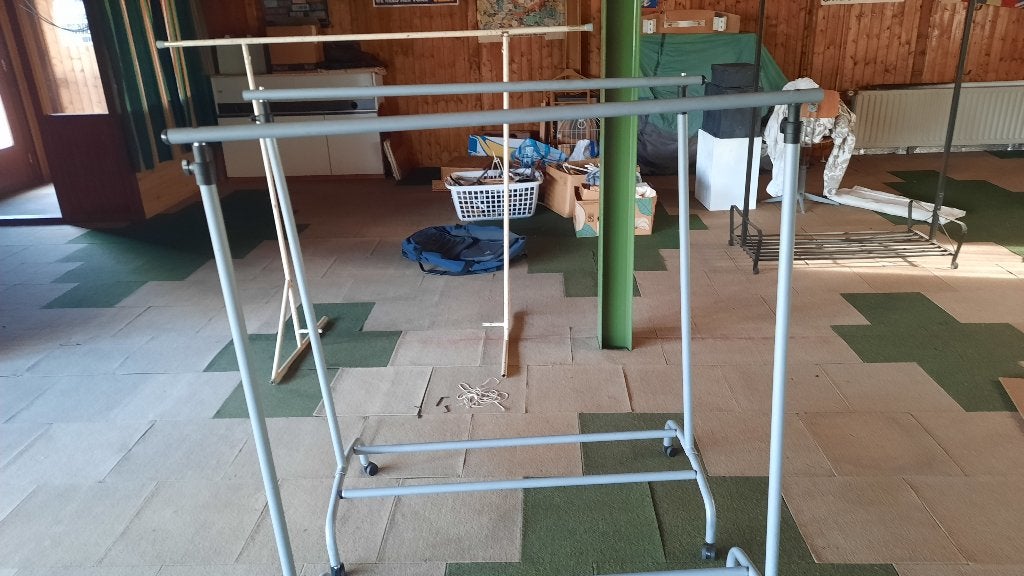 Kleding rekke, mandjes rotan, sjaaltjes, rommelmarkt spullen, Ophalen, Gebruikt