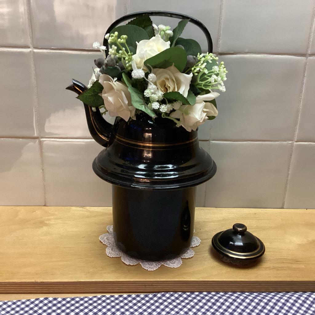 Emaille zakketel met gouden bies en kunstbloemen, Antiek en Kunst, Antiek | Emaille, Ophalen of Verzenden