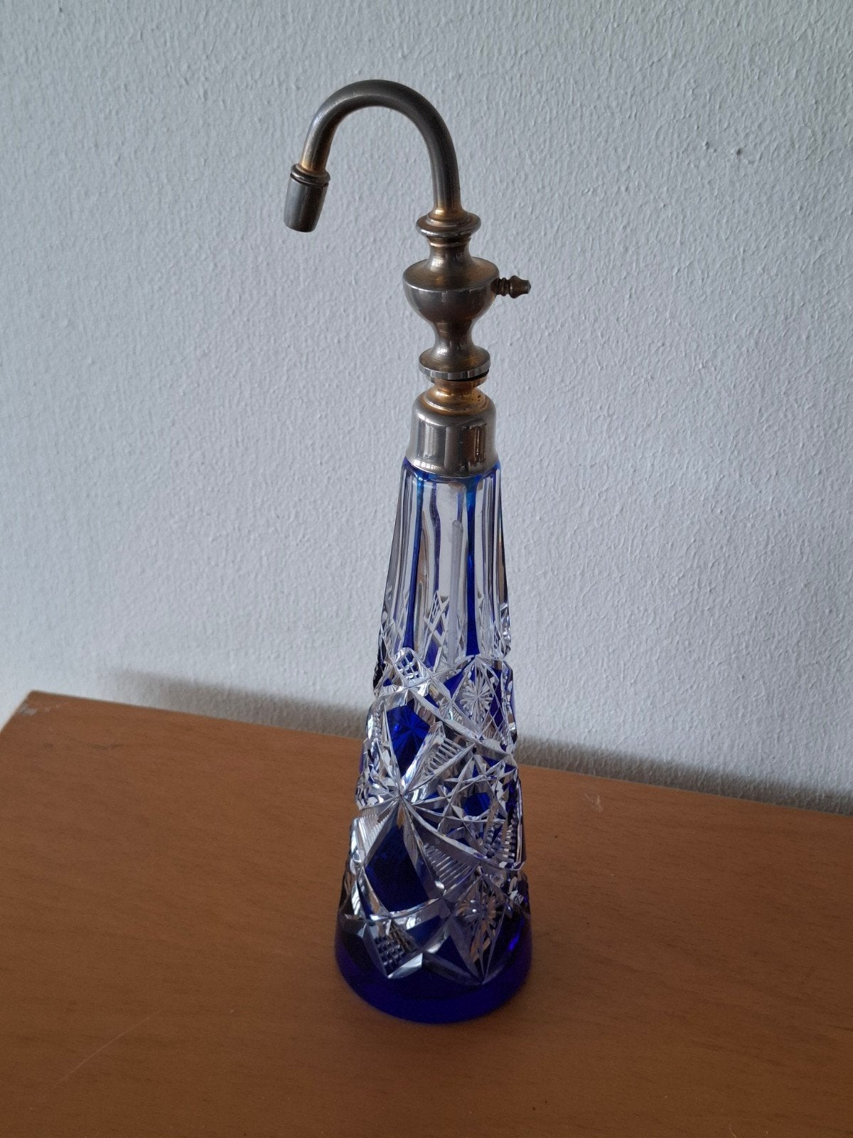 Antieke Kristallen Parfumfles met Blauw Glas en Kraan, Ophalen of Verzenden