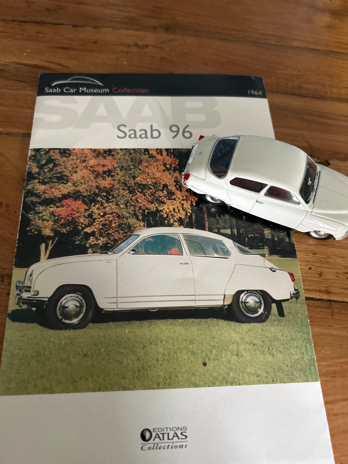 Saab 96 modelauto en boekje - Saab Car Museum Collection, Ophalen of Verzenden, Zo goed als nieuw, Overige typen