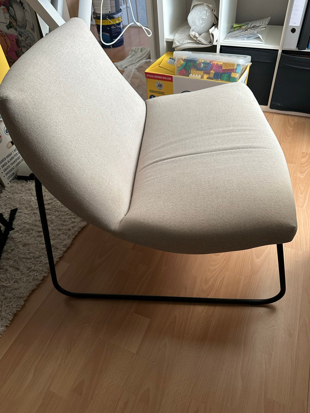 Comfortabele lounge stoel - Beige stof met zwart metalen fra, Ophalen, Overige kleuren, Zo goed als nieuw, Eén