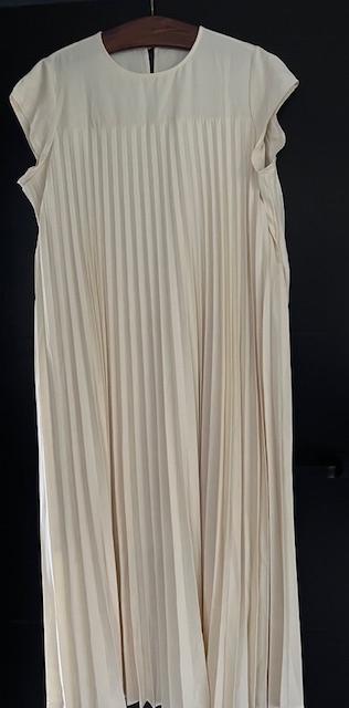 Elegante plissé jurk in crème/beige, Maat 38/40 (M), Beige, Nieuw, Ophalen of Verzenden