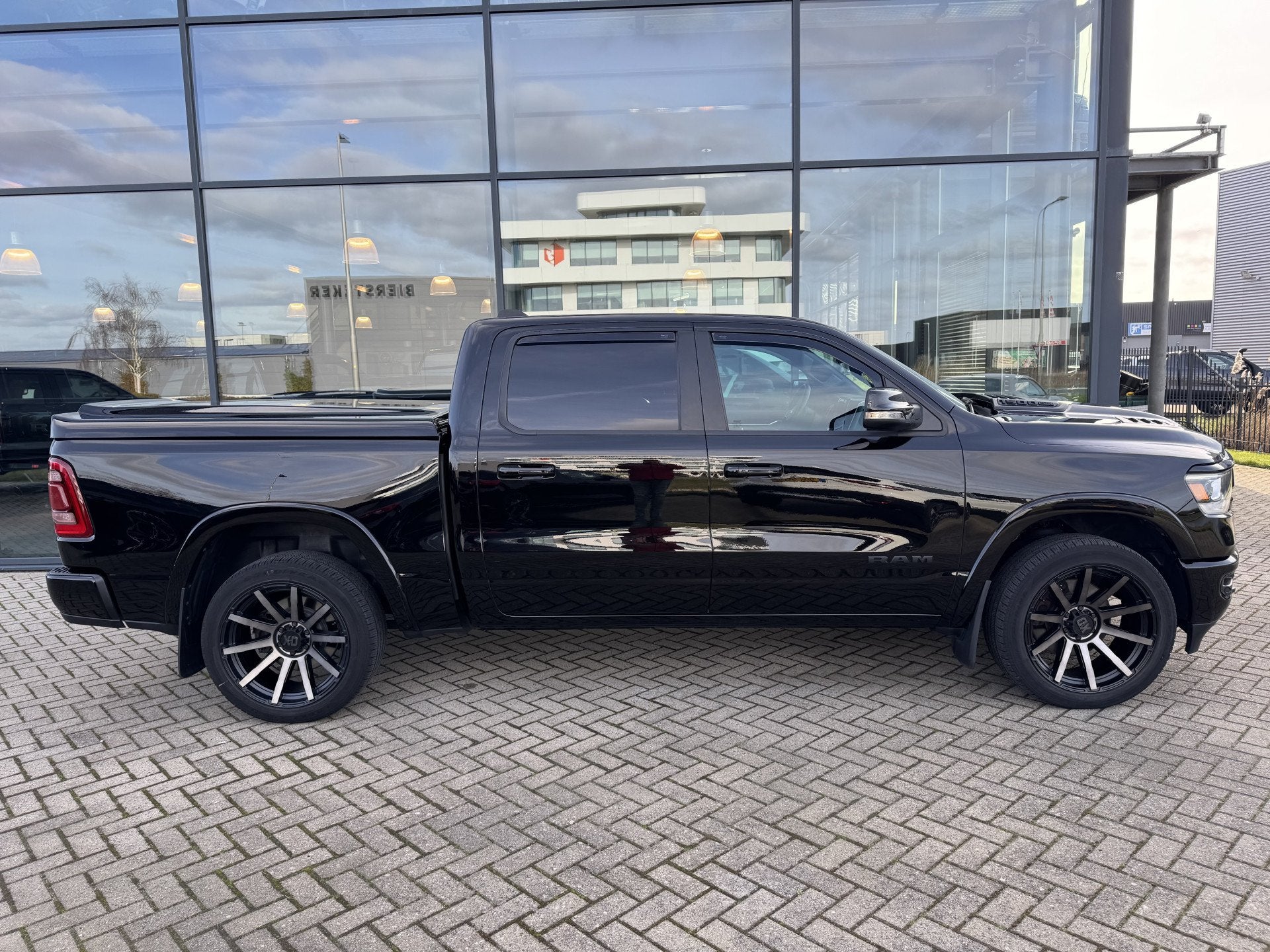 Dodge Ram 1500 5.7 V8 4x4 Crew Cab Laramie Sport | Alpine |, Automaat, Gebruikt, 5654 cc, 402 pk