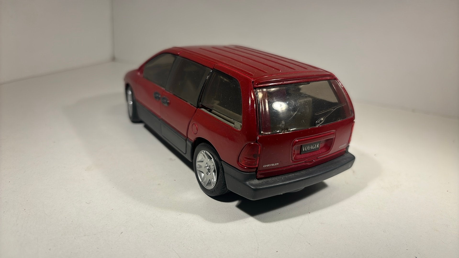 Dodge caravan maisto 1.26 schade, Hobby en Vrije tijd, Modelauto's | 1:24, Maisto, Ophalen of Verzenden, A, A