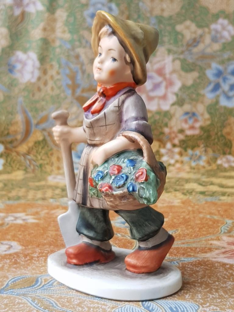 Meisje met schep mooi oud Friedel beeldje uit Duitsland., Ophalen of Verzenden