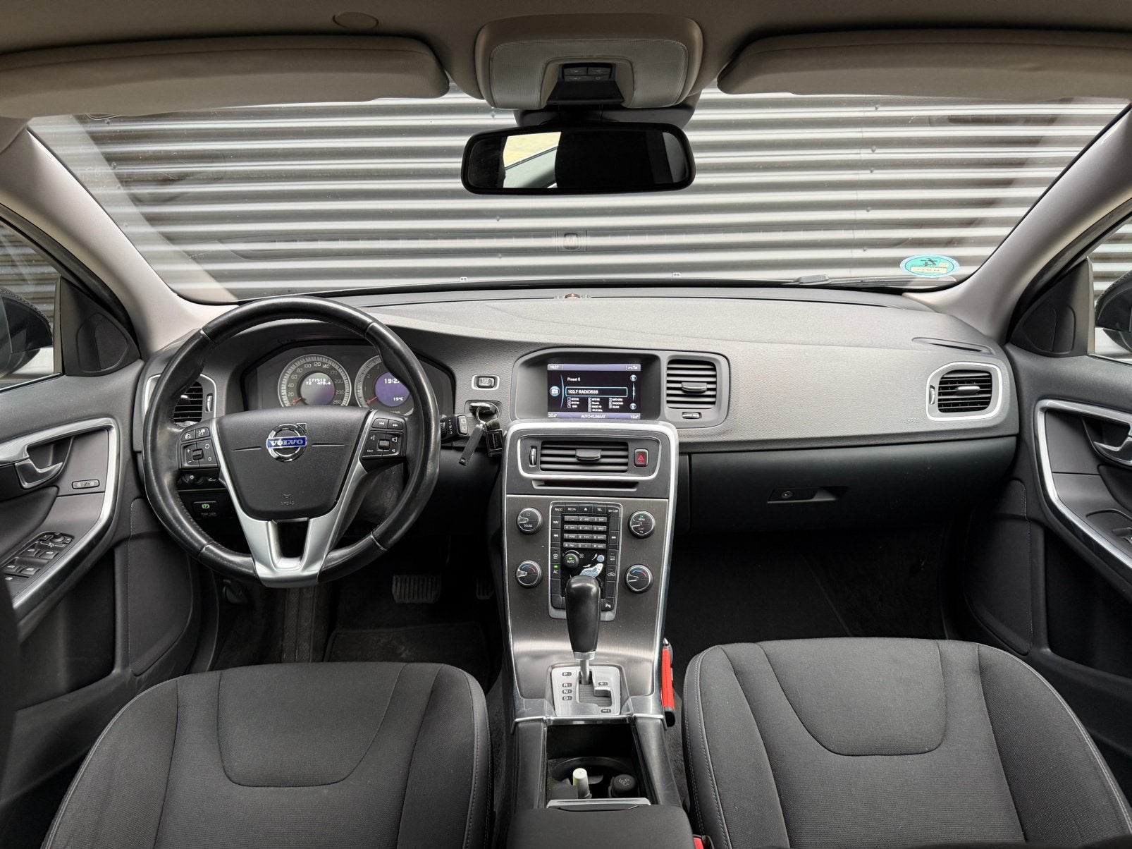 Volvo V60 2.0T Automaat |NL auto|Trekhaak|Navi|Clima, 1800 kg, 4 cilinders, Parkeersensor, Leder en Stof
