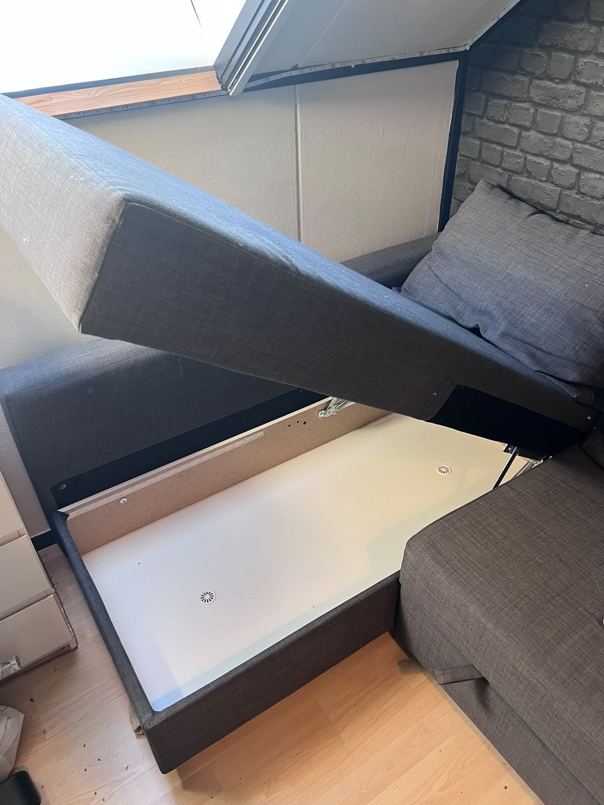 Gratis af te halen!! Grijze slaaphoekbank met opbergruimte