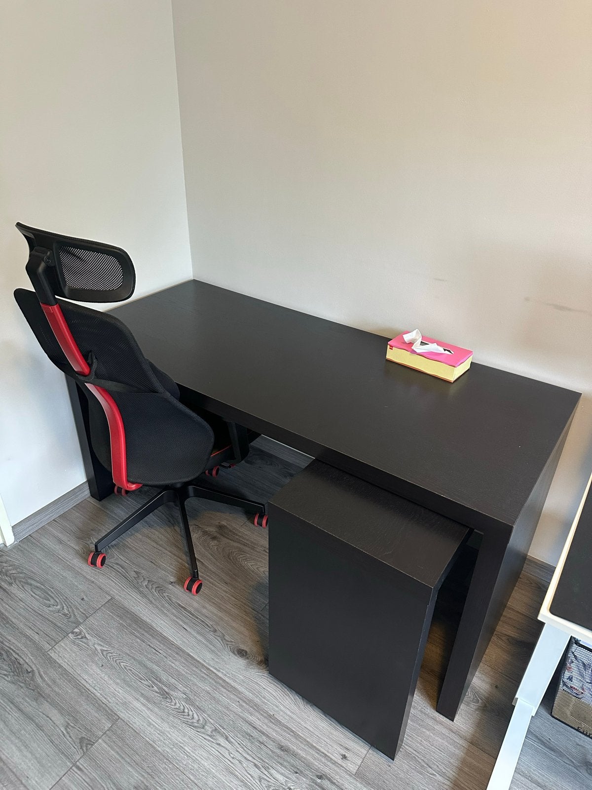 IKEA Malm bureau met uittrekbaar blad en Matchspel stoel, Huis en Inrichting, Bureaus, Ophalen, Zwart, Spaanplaat of MDF, Zo goed als nieuw