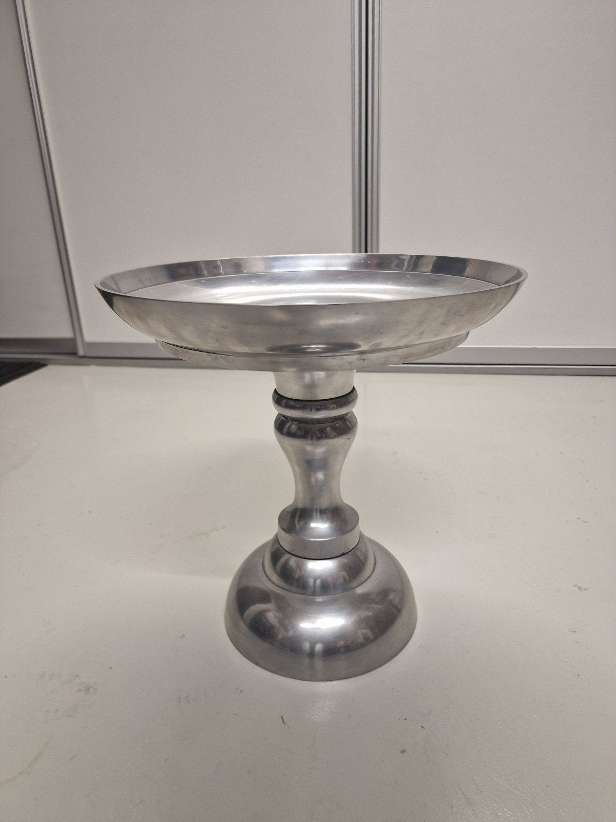 Zilverkleurige decoratieve schaal op voet/plantentafel, Overige materialen, Schaal, Rond, Ophalen of Verzenden