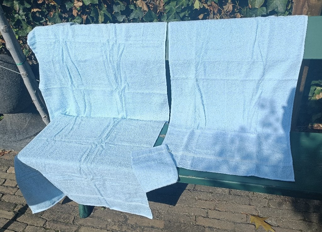 NIEUWE set van een handdoek, badlaken en washand (TT3), Ophalen of Verzenden, Nieuw, Blauw, Handdoek