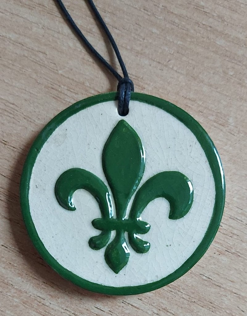 Scouting tegelhanger met groen lelie embleem rond 6,5cm, Ophalen of Verzenden, Nieuw, Embleem, Speld of Insigne