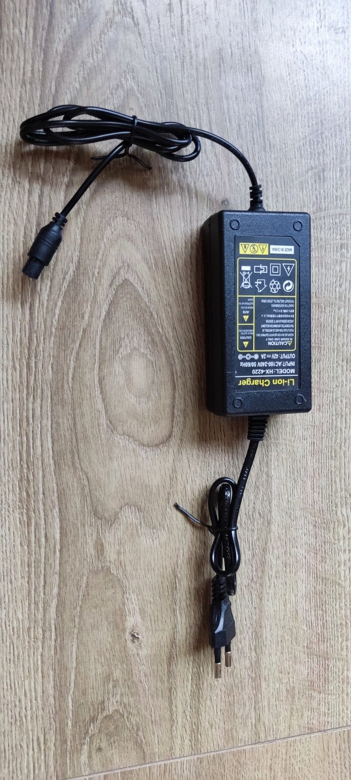 Nieuwe 42V 2A Lithium Oplader 3-polig voor 36V/42V Batterij, Zo goed als nieuw