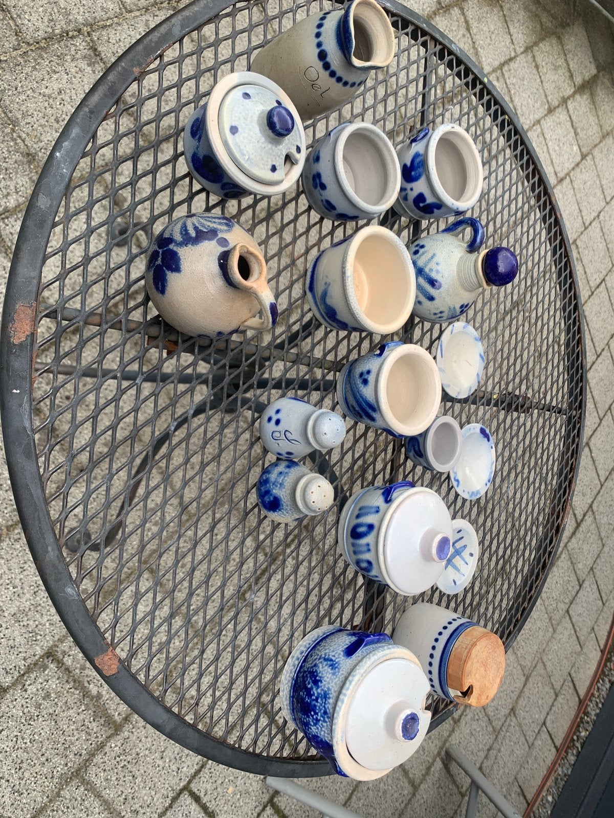 Keulse potjes, Ophalen