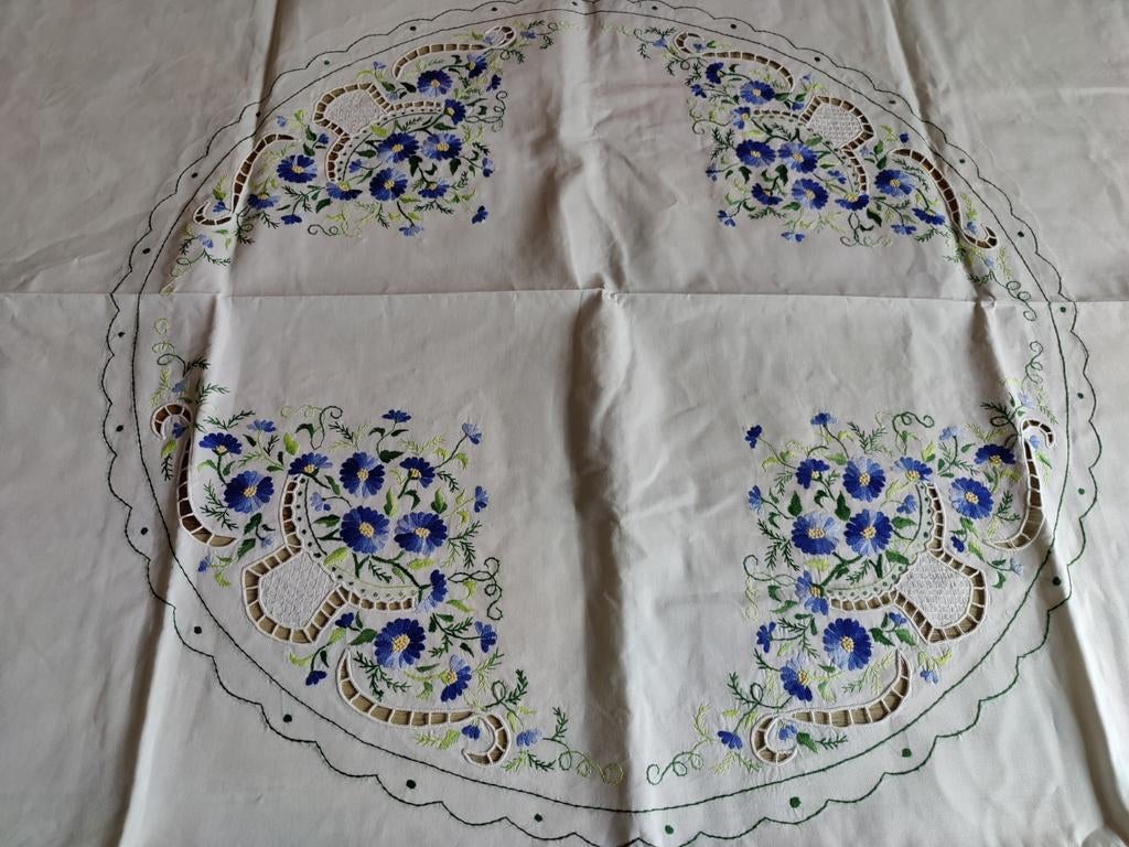 Geborduurd tafelkleed rond met bloemen & 8 servetten nieuw, Antiek en Kunst, Antiek | Kleden en Textiel, Verzenden