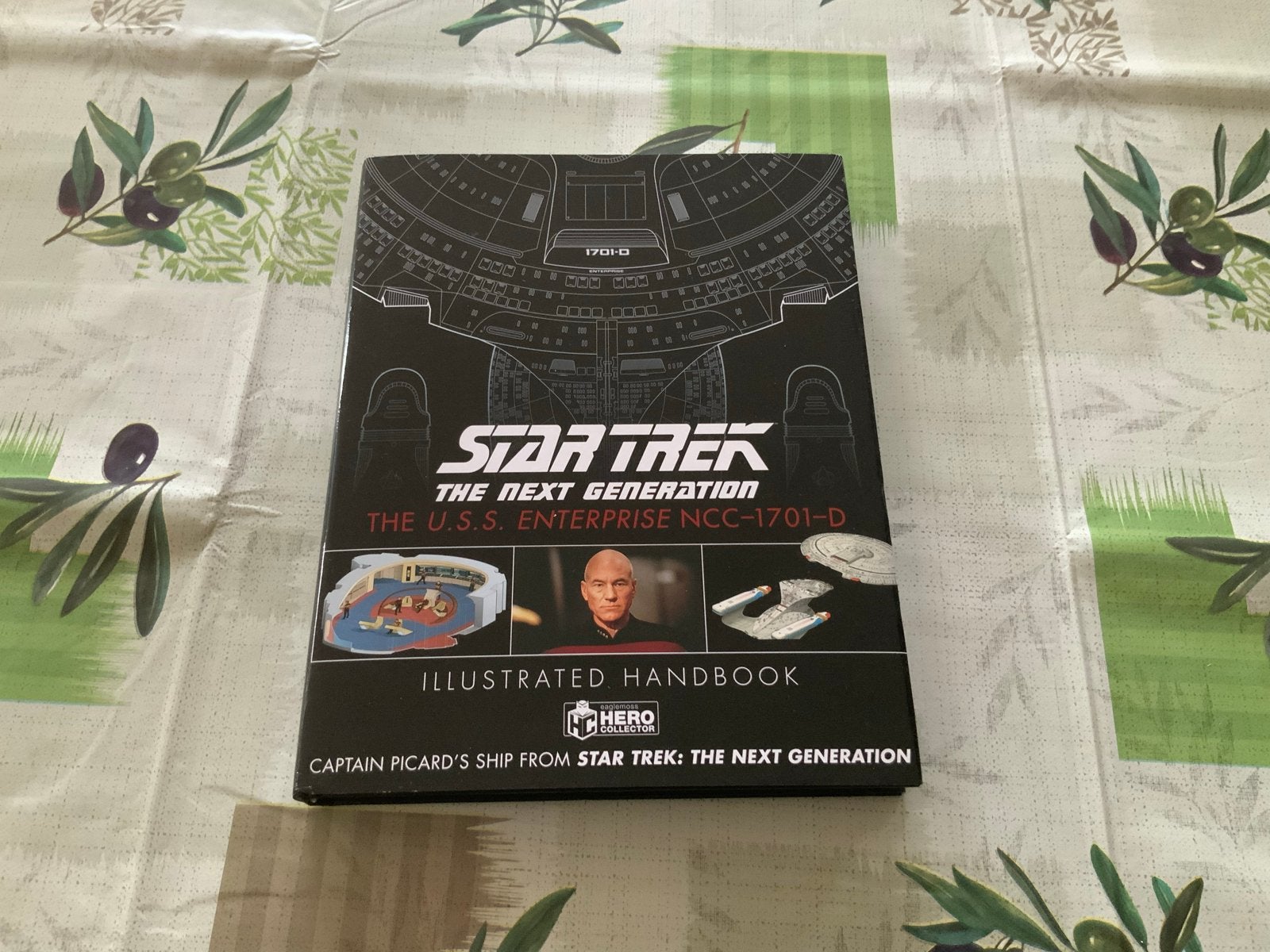 Star Trek: The Next Generation Illustrated Handbook, Ophalen of Verzenden, Zo goed als nieuw