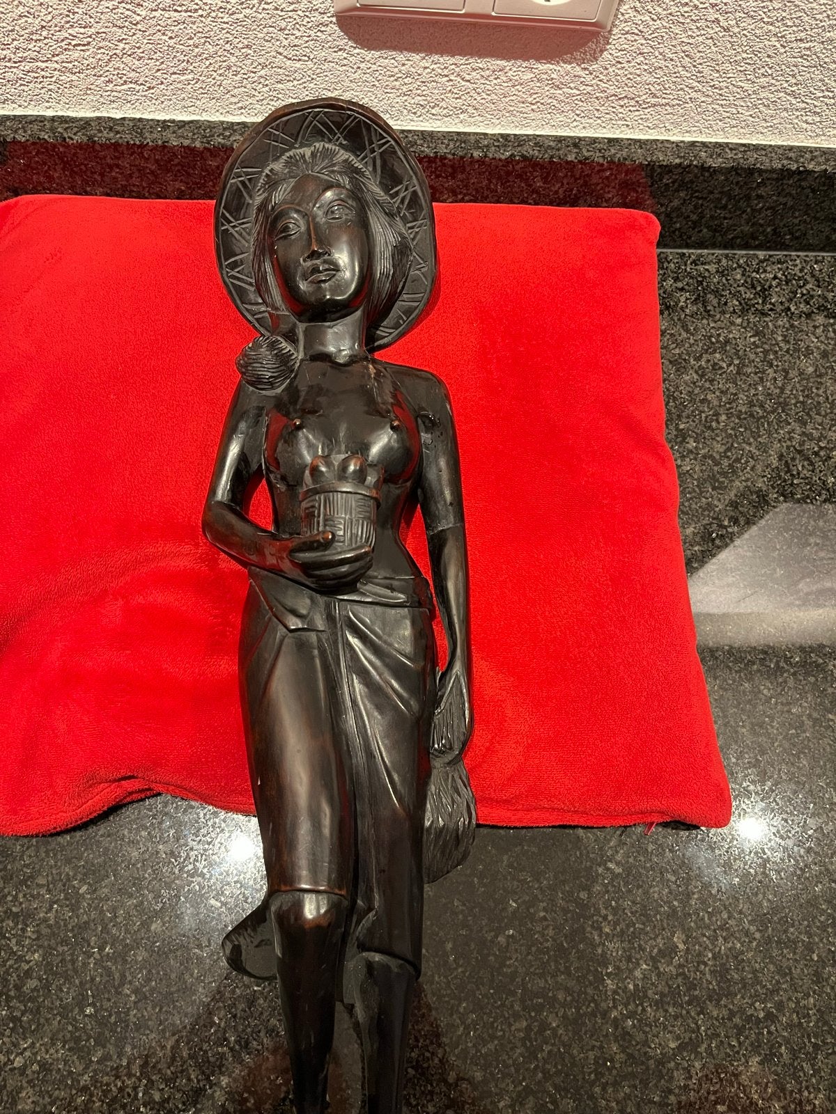 Houten beeld van Aziatische vrouw met hoed en mand, Handgemaakt, Beeld, Hout, Bruin