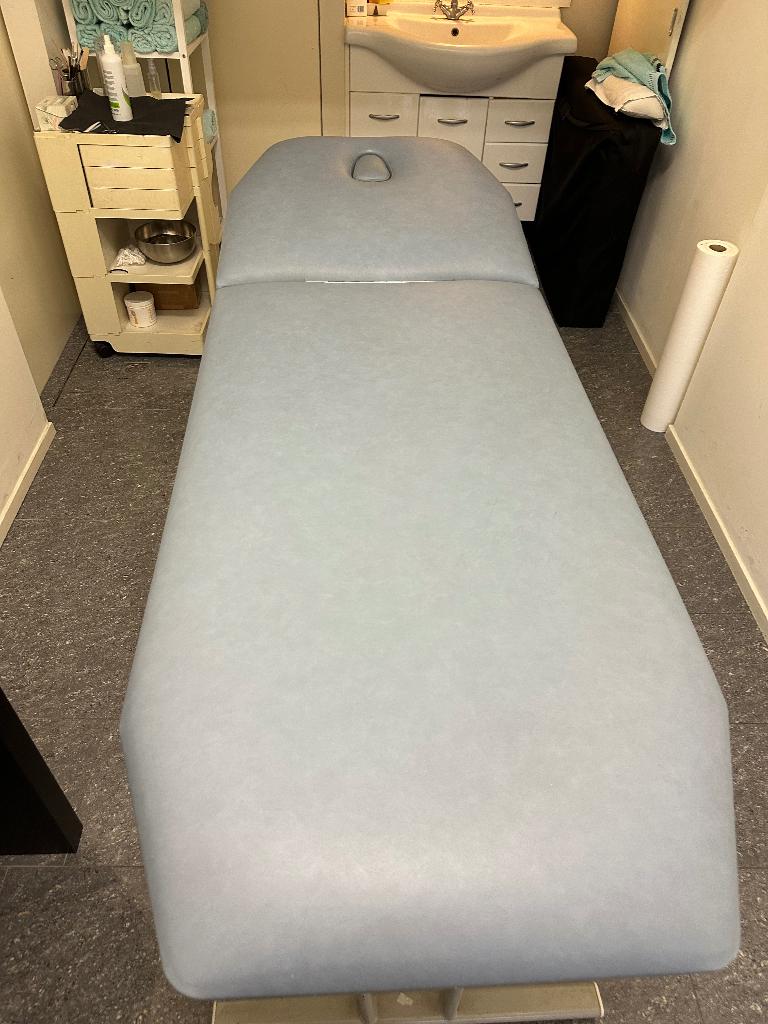 Massage bed MOET WEG, Sport en Fitness, Ophalen, Gebruikt, Massagetafel