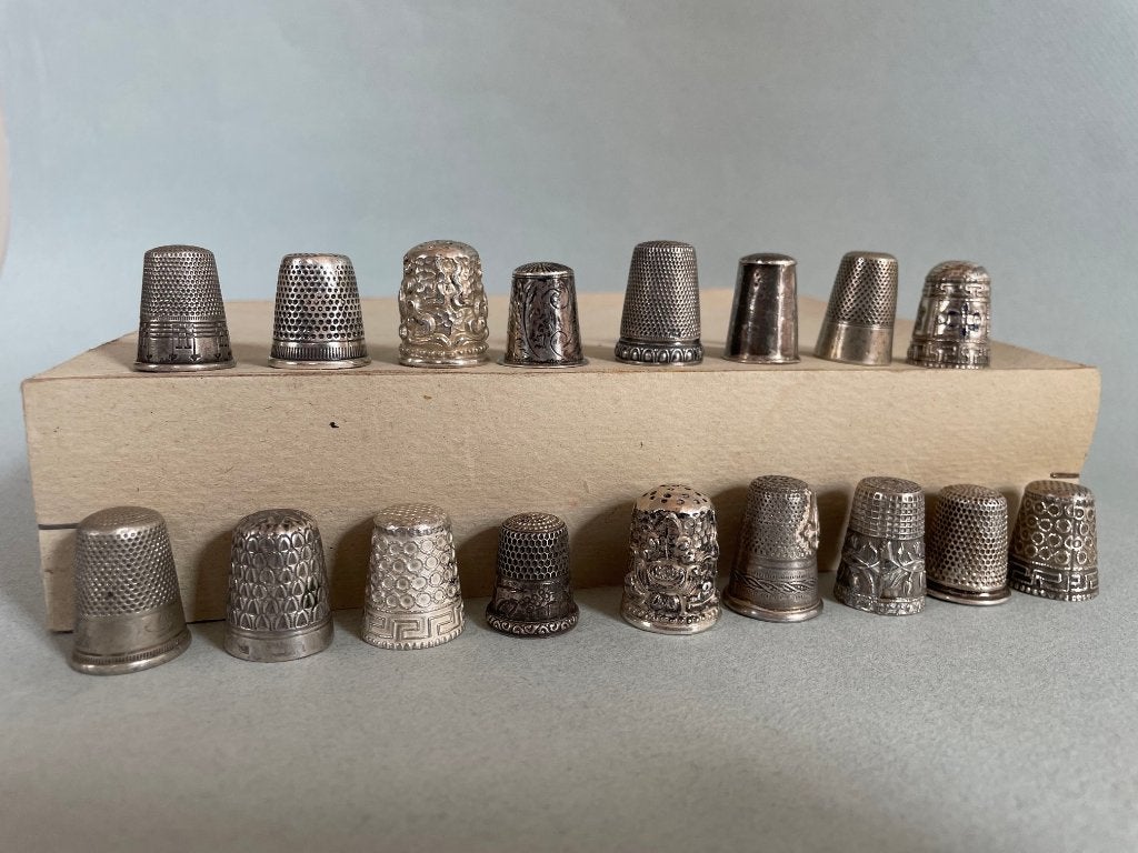 Verzameling van 17 oude/antieke vingerhoedjes o.a. zilver, Ophalen of Verzenden