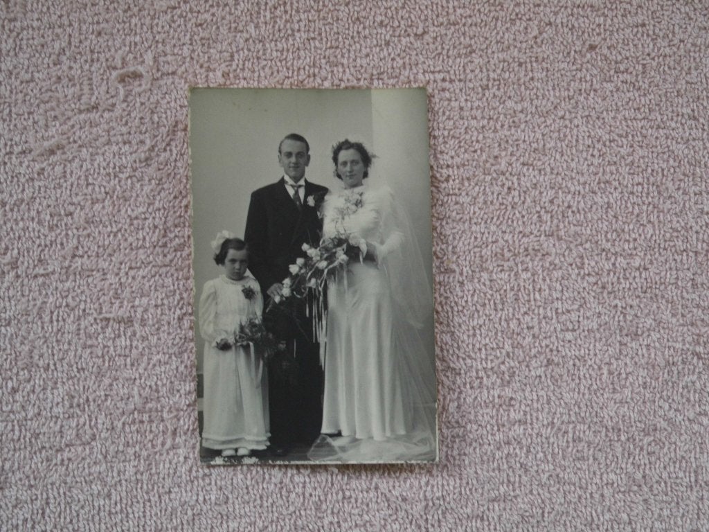 Oude foto bruidspaar met kind, Atelier Brugman Dordrecht, Gebruikt, Foto, Ophalen of Verzenden, Voor 1940