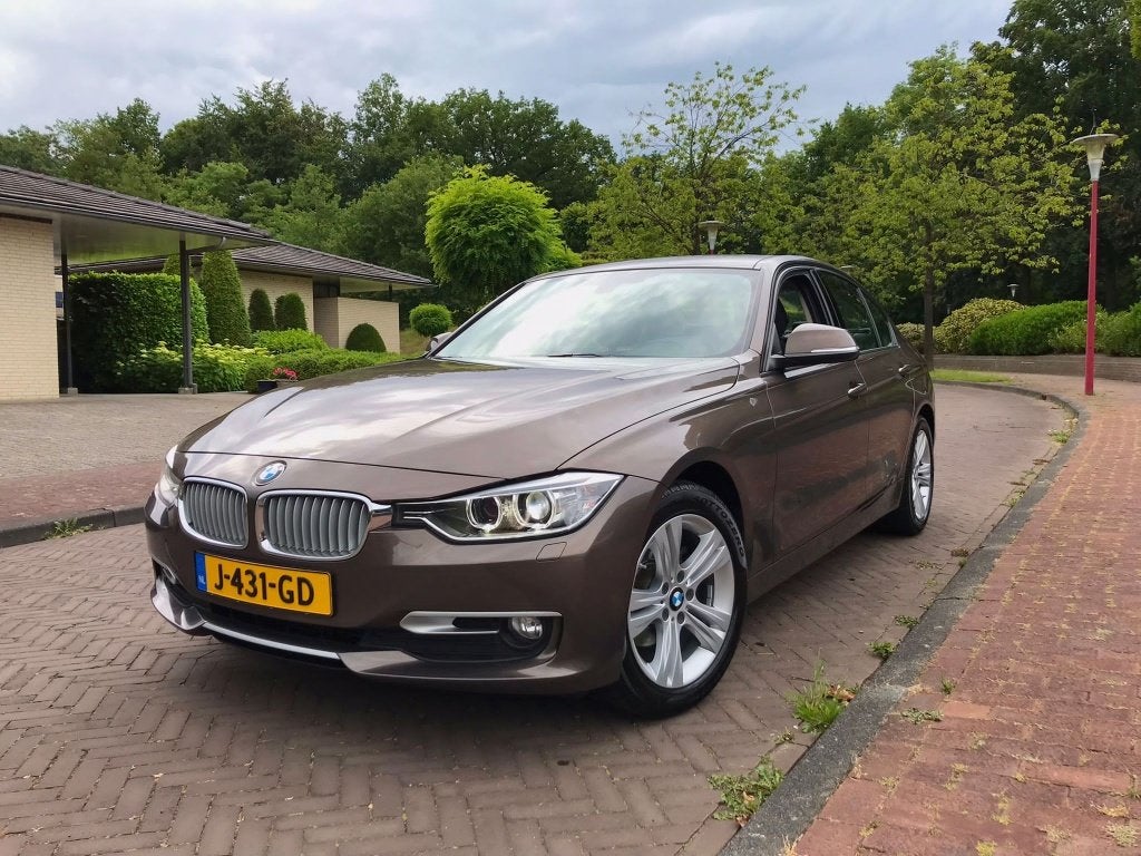 BMW 316i Aut, Stuur+Stoelverw, Adapt. Xenon, HiFi, nw banden, Auto's, BMW, Automaat, Leder en Stof, 75 €/maand, Particulier