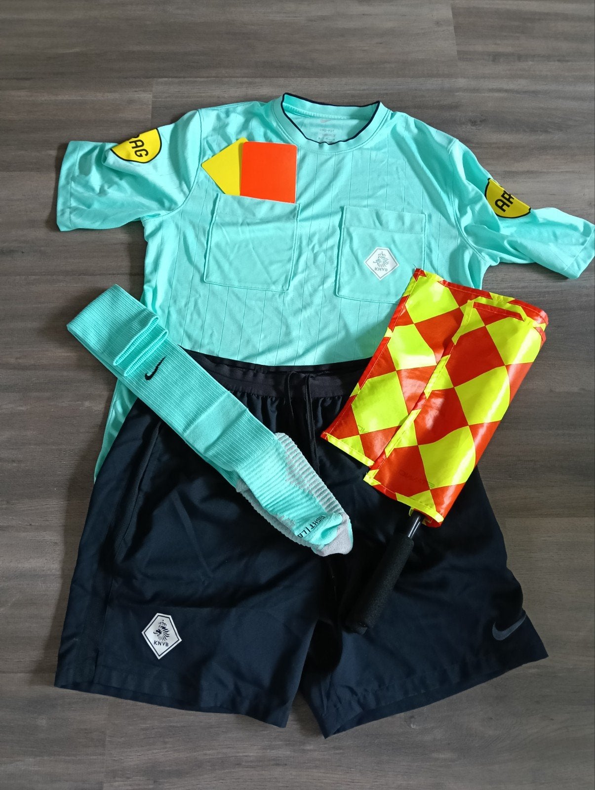 KNVB Scheidsrechter tenue (shirt, broek, sokken, vlaggen), Maat XL, Ophalen of Verzenden, Zo goed als nieuw, Shirt