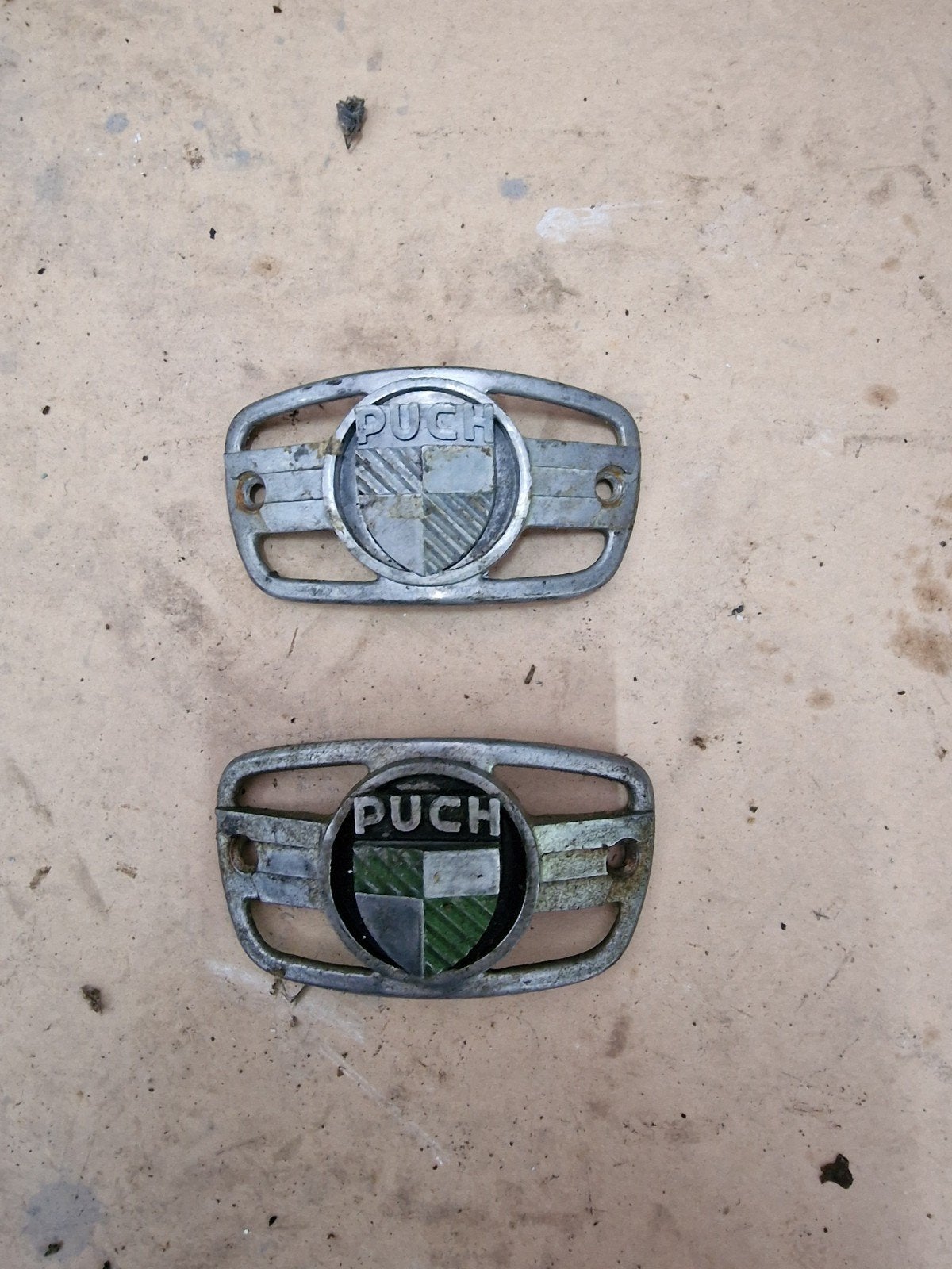 Puch VS en DS aluminium emblemen, originele. Nette staat.

P, Fietsen en Brommers, Ophalen of Verzenden, Puch