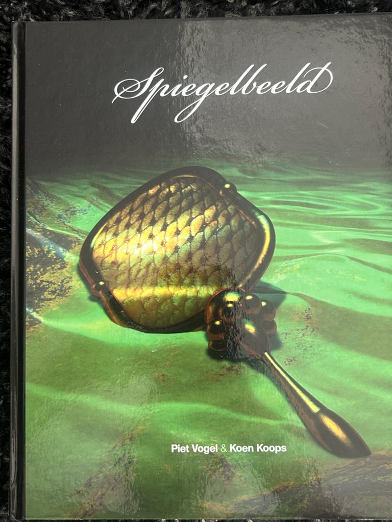 Spiegelbeeld - Karperboek Piet Vogel & Koen Koops, Ophalen of Verzenden, Zo goed als nieuw