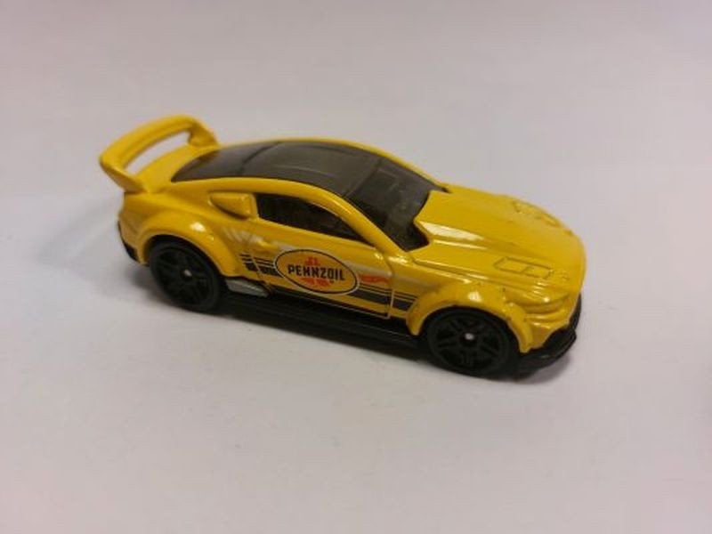 Ford Mustang 2015 Custom Pennzoil geel Hot Wheels 3 inch, Ophalen of Verzenden, Nieuw, Auto