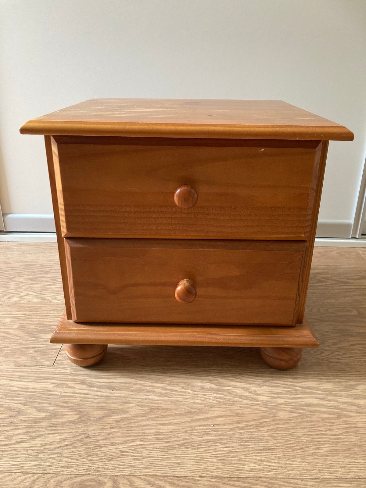 Grenen nachtkastje met twee lades, Gebruikt, Minder dan 45 cm, Ophalen of Verzenden, Minder dan 55 cm