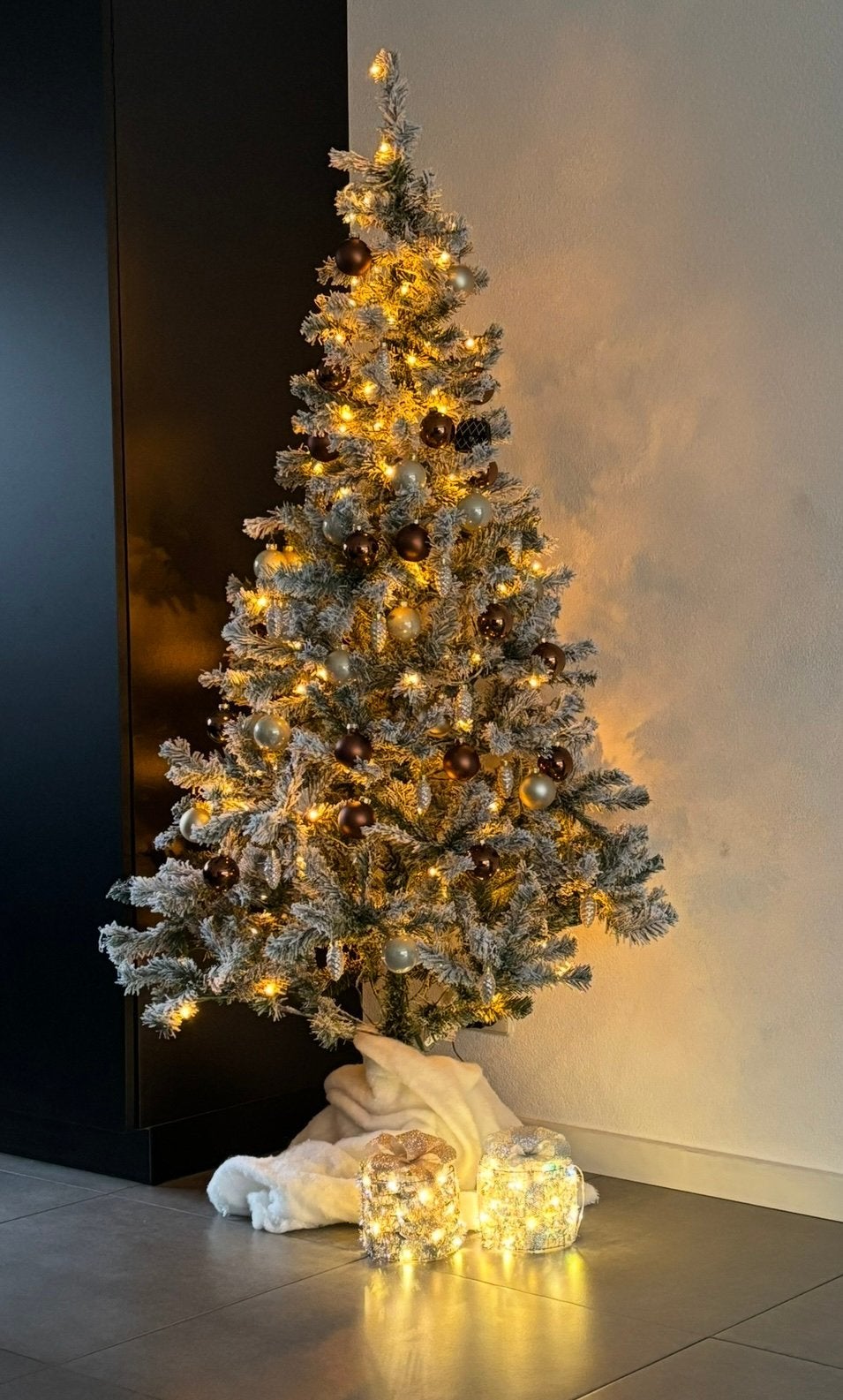 Kerstboom met sneeuw 180cm hoog, Ophalen, Zo goed als nieuw