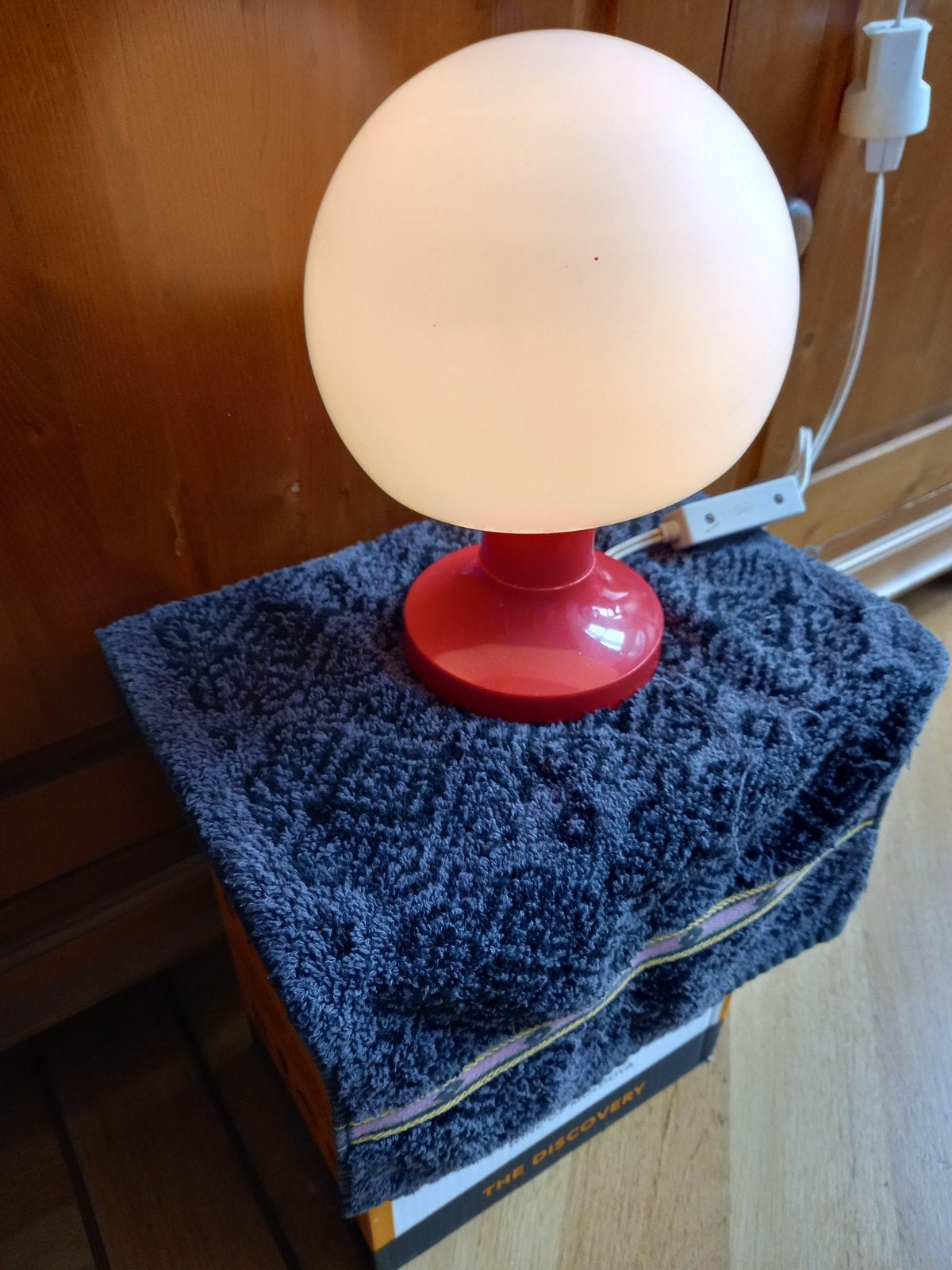 Vintage jaren '70 tafellampje met melkglazen bol., Gebruikt, Overige merken, Vintage, Met schakelaar
