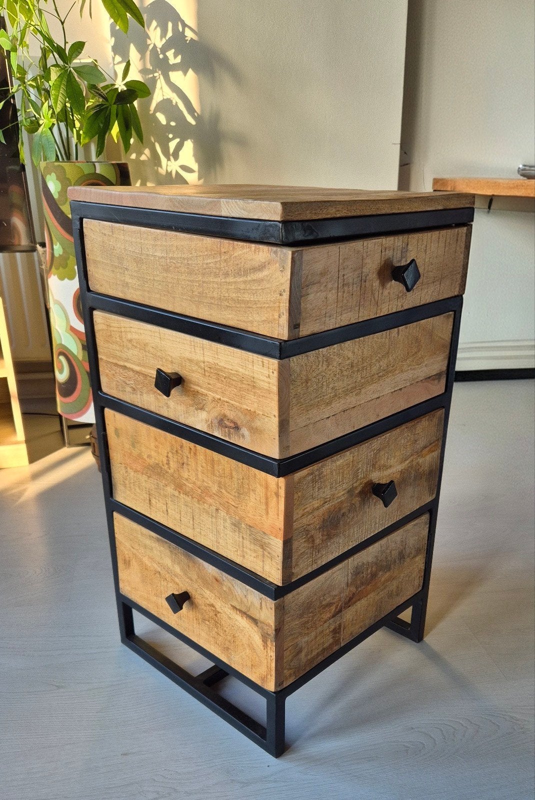 Uniek mangohouten ladekast – zwart metaal – 4 lades, Huis en Inrichting, Kasten | Ladekasten, Ophalen, 25 tot 50 cm, Metaal, Minder dan 100 cm