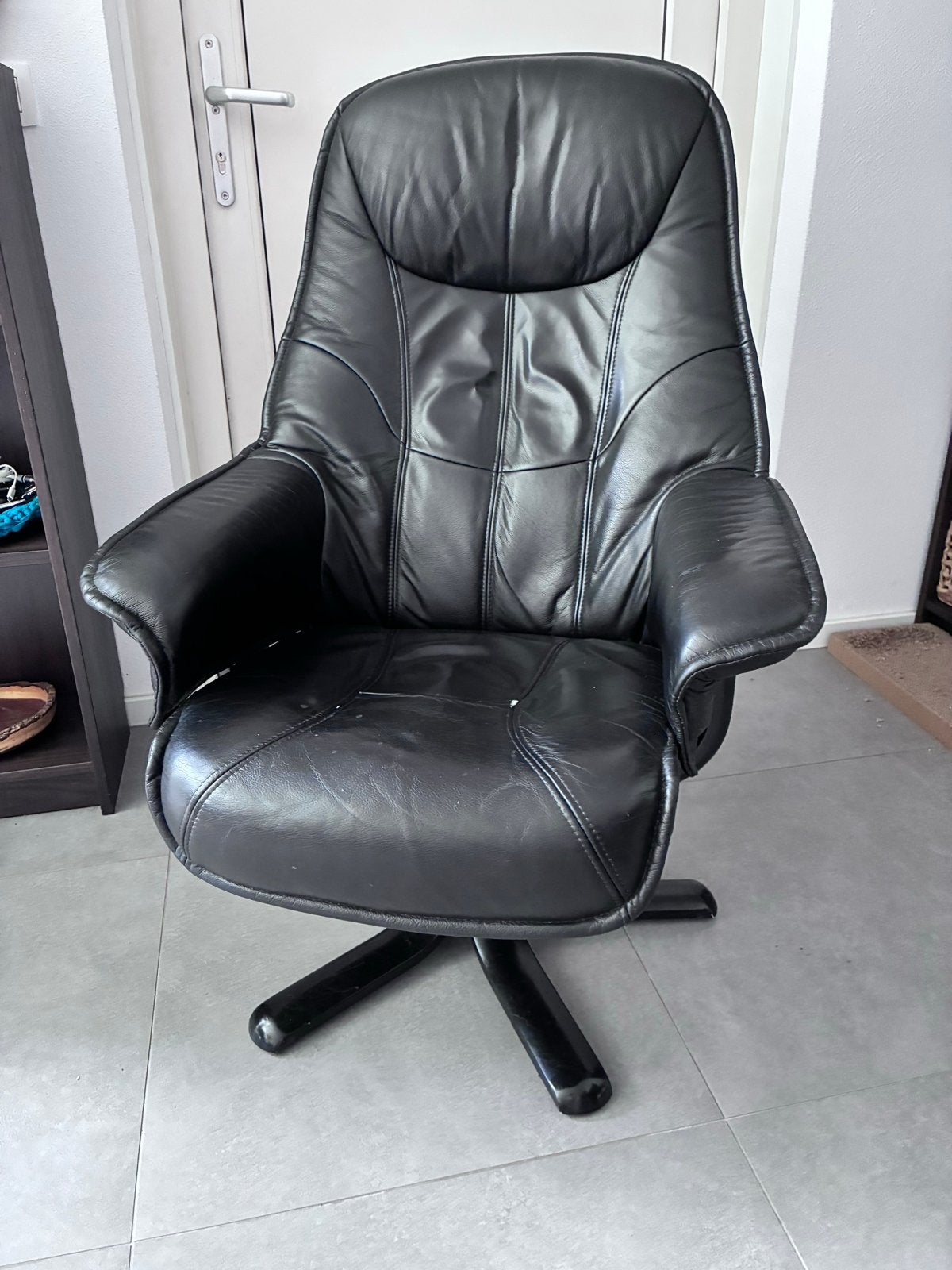 Zwarte draaiende fauteuil van leer, Huis en Inrichting, Stoelen, Gebruikt, Zwart, Leer, Ophalen of Verzenden
