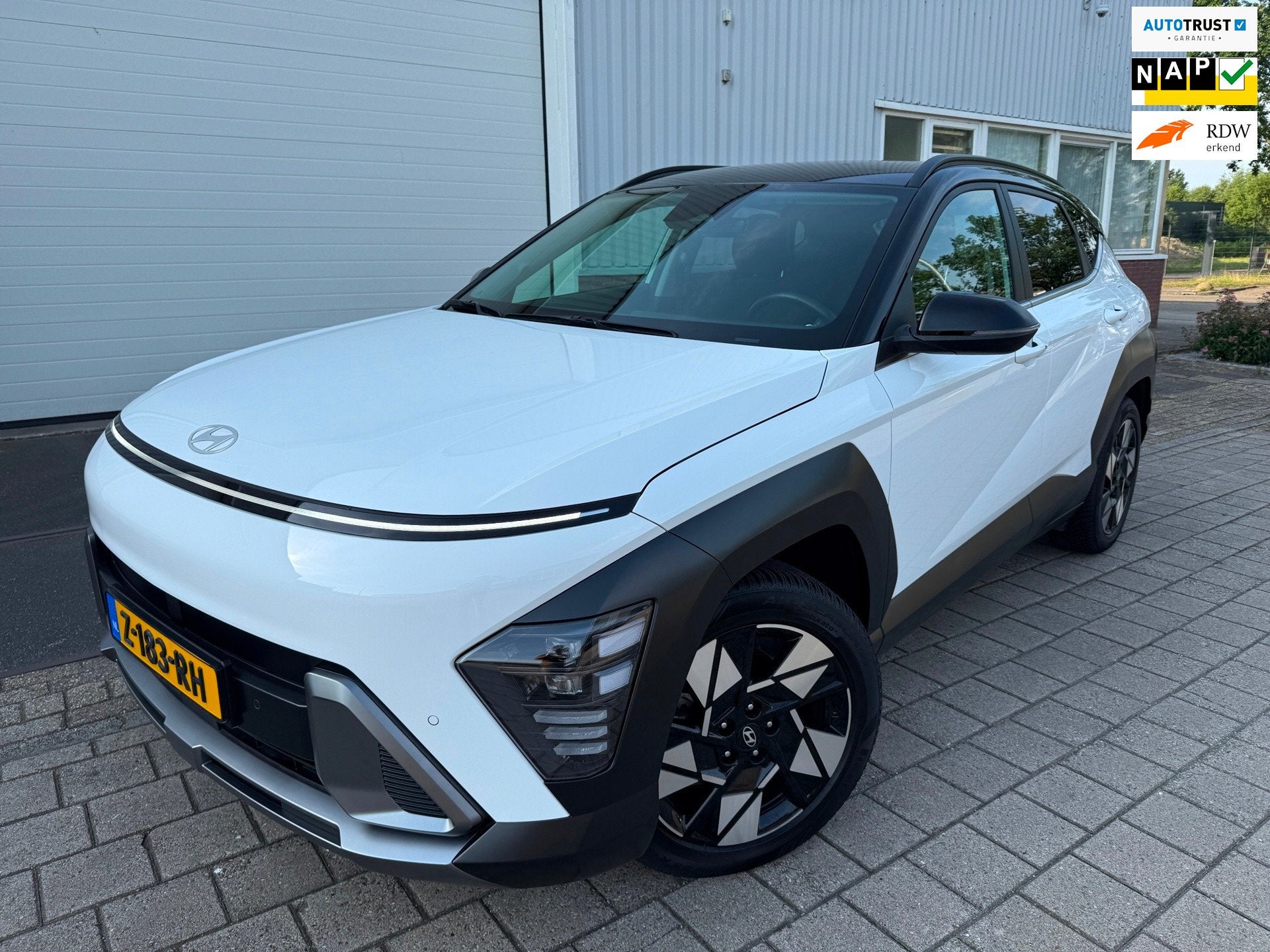 Hyundai KONA 1.6 GDI HEV HYBRID 2024 NAP LUXE ACC CARPLAY, Auto's, Hyundai, Gebruikt, Wit, 148 pk, 22 km/l