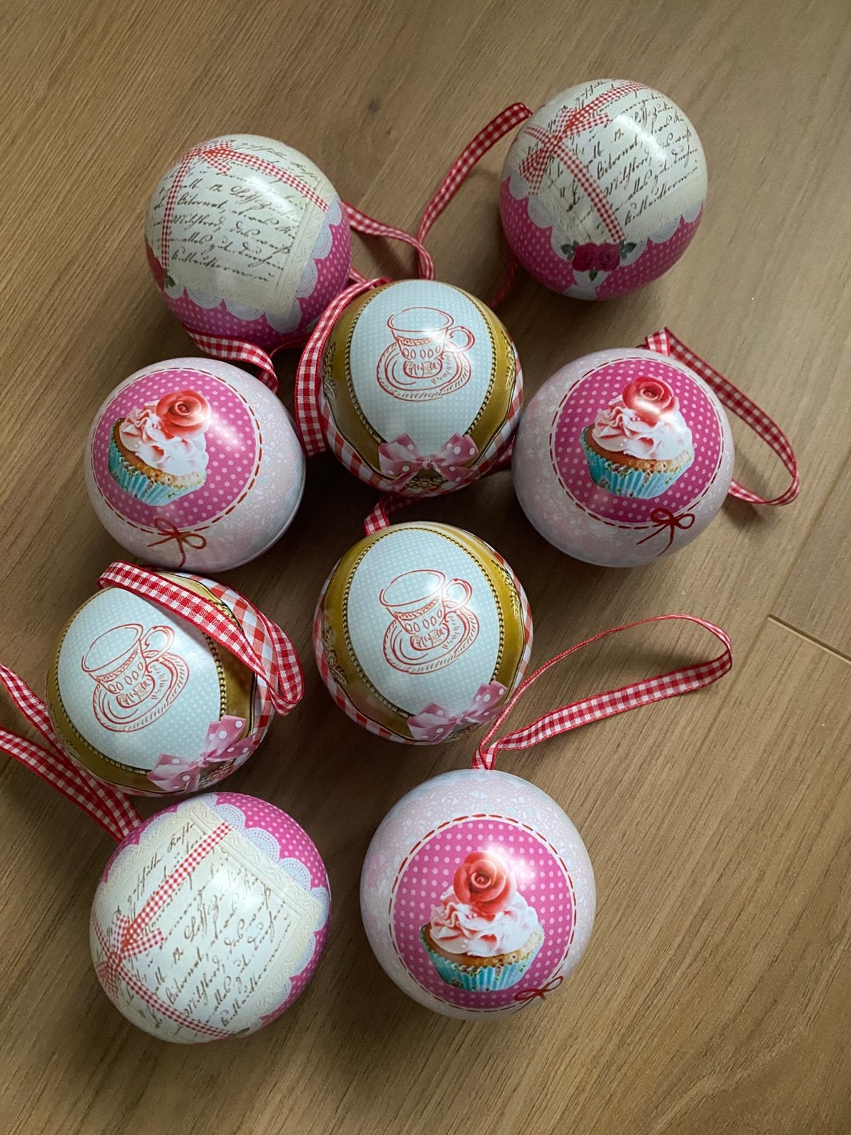 Nieuw 12 ballen bal decoratie roze rood stippen cupcakes, Ophalen of Verzenden, Nieuw, Metaal
