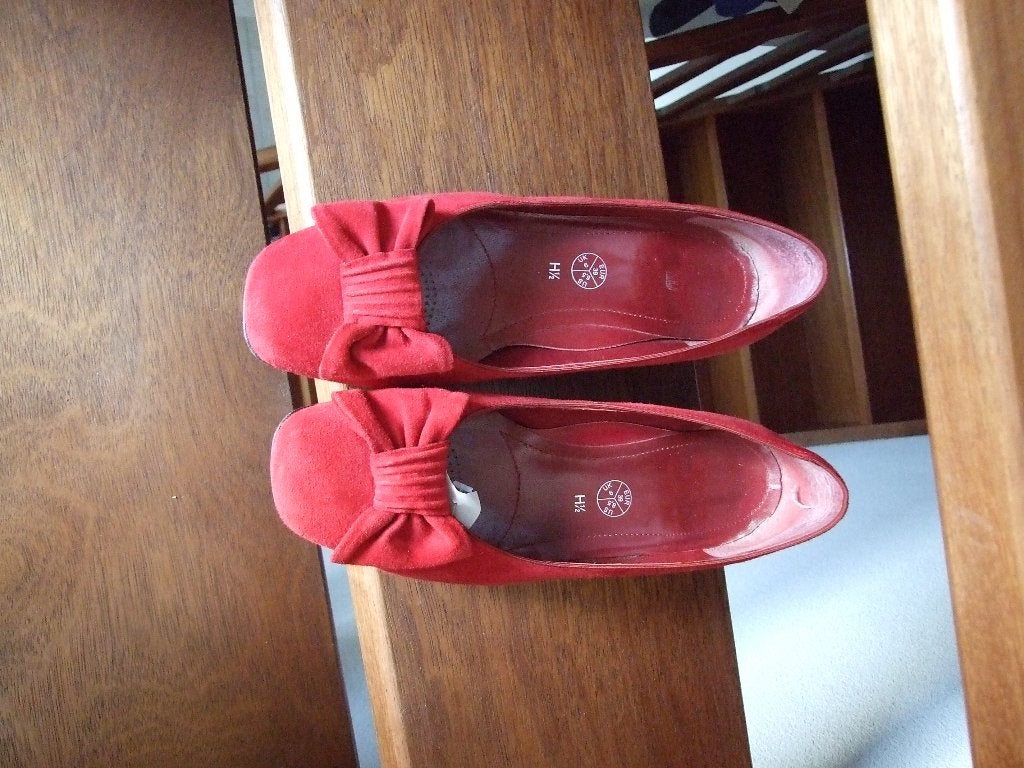Ara rood suede schoentjes met strik 6 H 1/2, Schoenen met lage hakken, Ophalen of Verzenden, Zo goed als nieuw, Rood