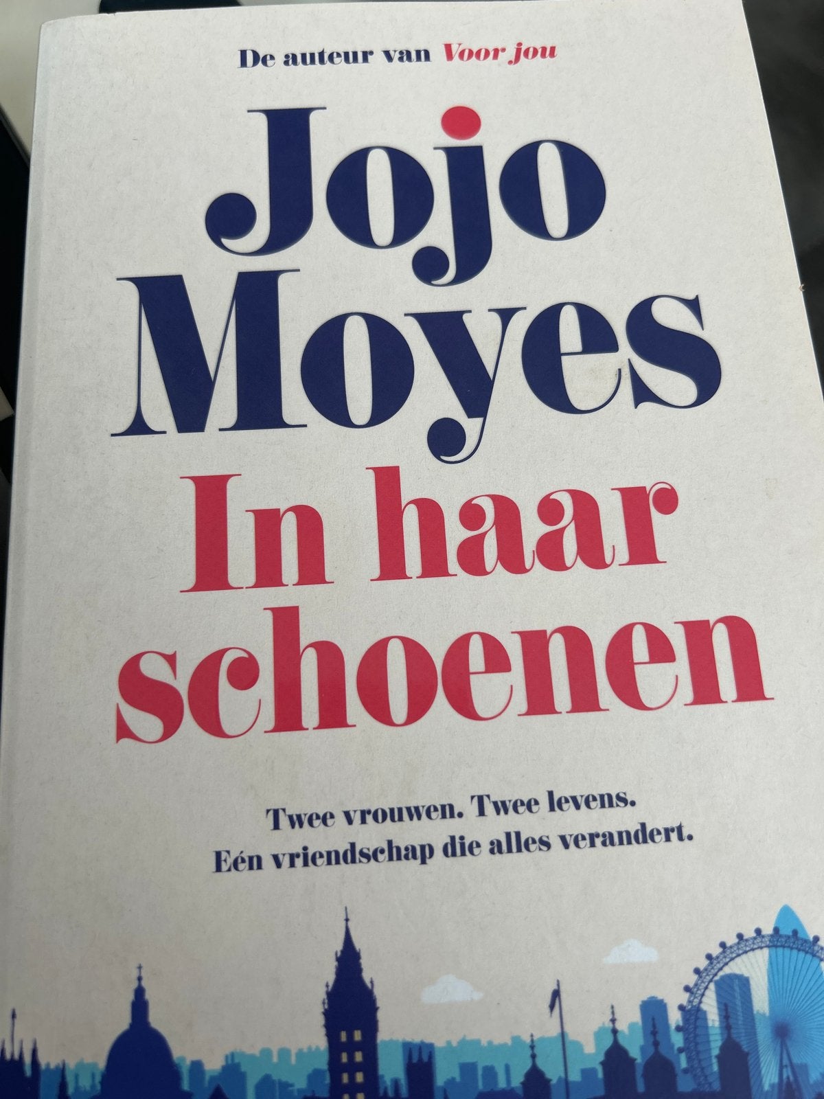 Jojo Moyes - In haar schoenen (roman), Ophalen of Verzenden, Gelezen, Europa overig