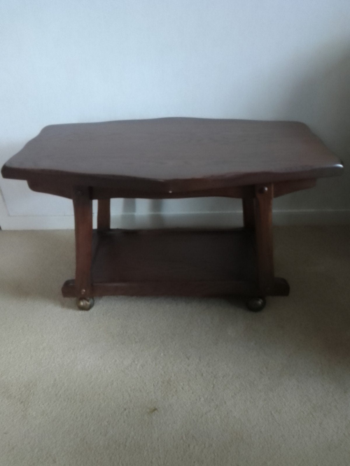 eikenhouten tafel, bijzettafel,tv tafel met koperen wieltjes, Ophalen