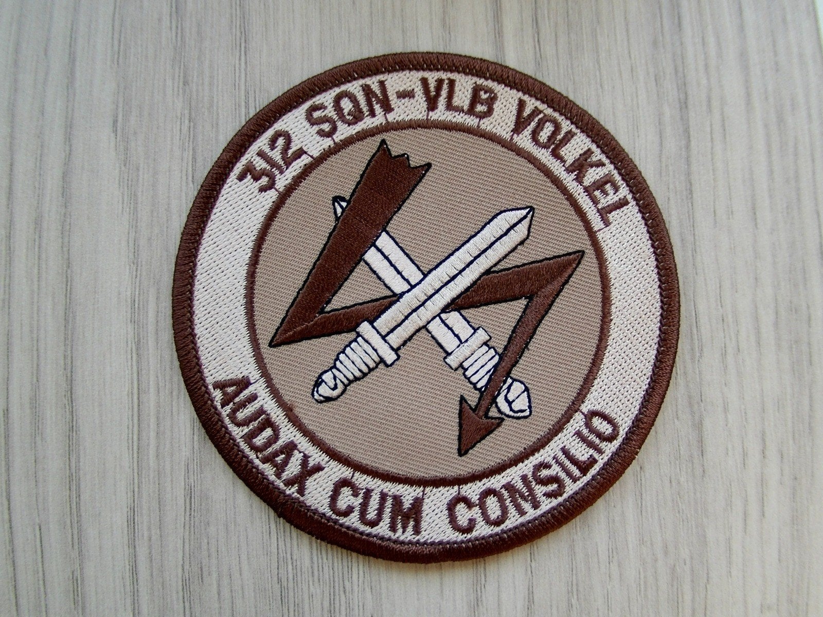 Patch RNLAF 312 Squadron Vliegbasis Volkel desert uitvoering, Verzenden, Luchtmacht, Nederland, Embleem of Badge