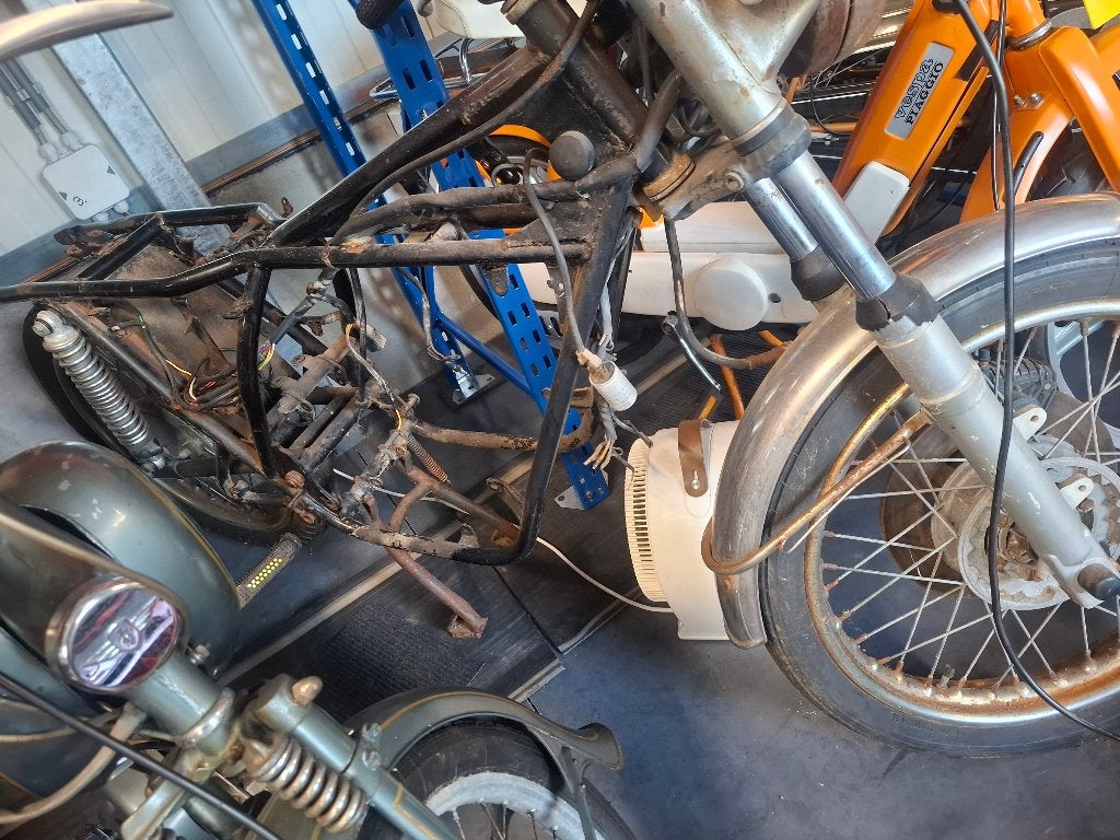 Benellie 125 cc 2 C frame en toebehoren, Motoren, Ophalen, Gebruikt