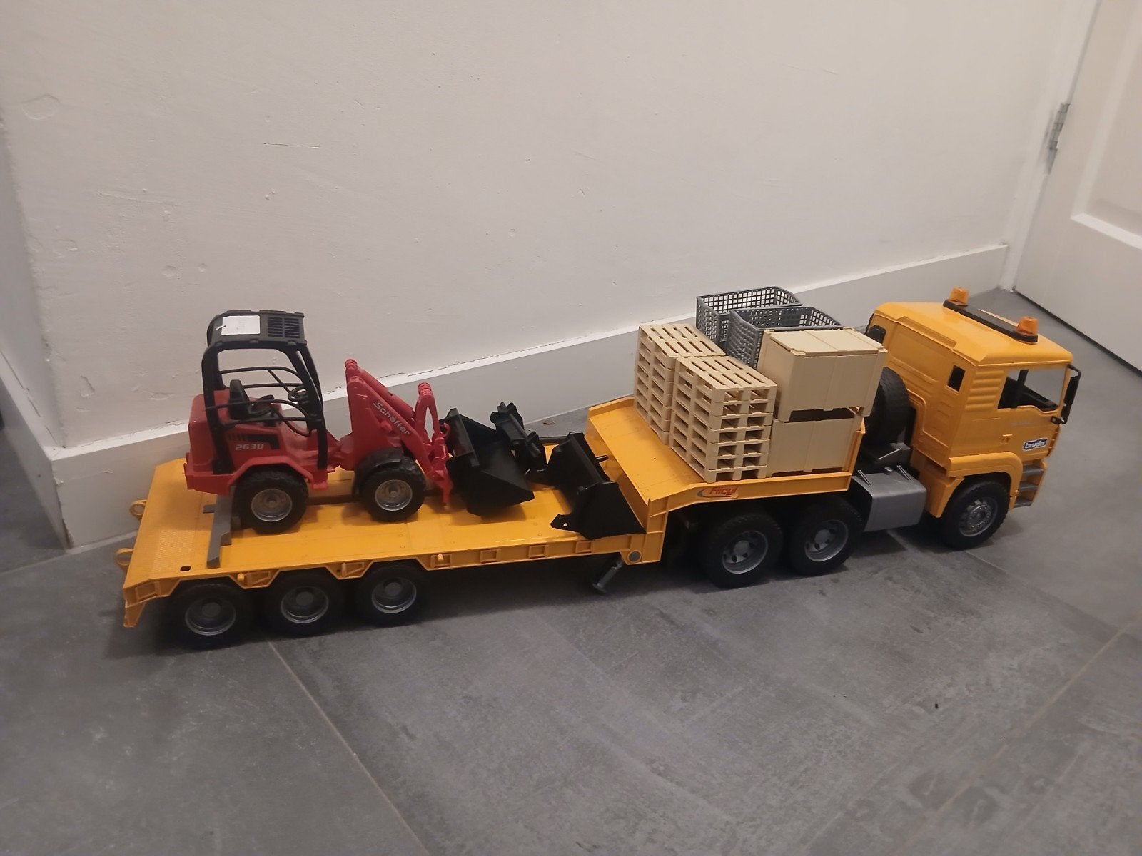 Bruder MAN vrachtwagen met dieplader, shovel en veel pallets, Ophalen of Verzenden, Gebruikt
