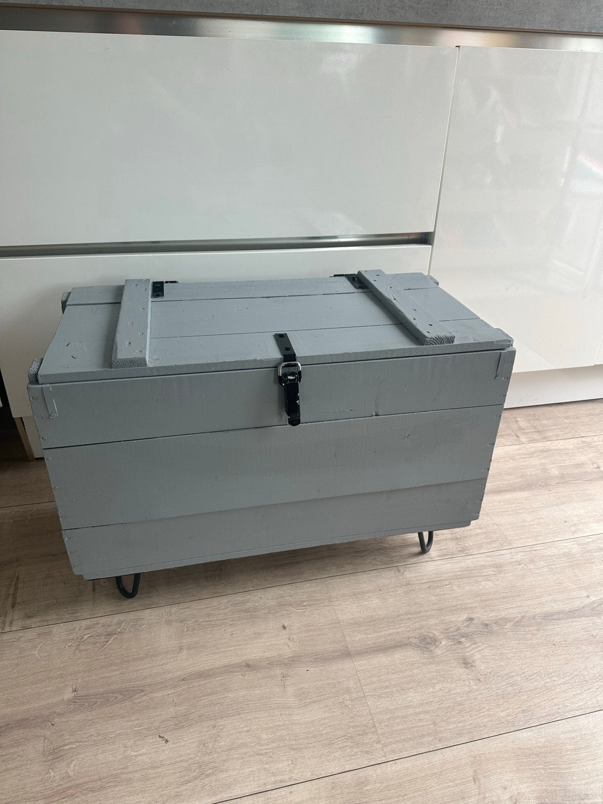 Grijze houten kist met pootjes - Klepkist Speelgoedkist, Huis en Inrichting, Woonaccessoires | Kisten, Ophalen, Minder dan 50 cm