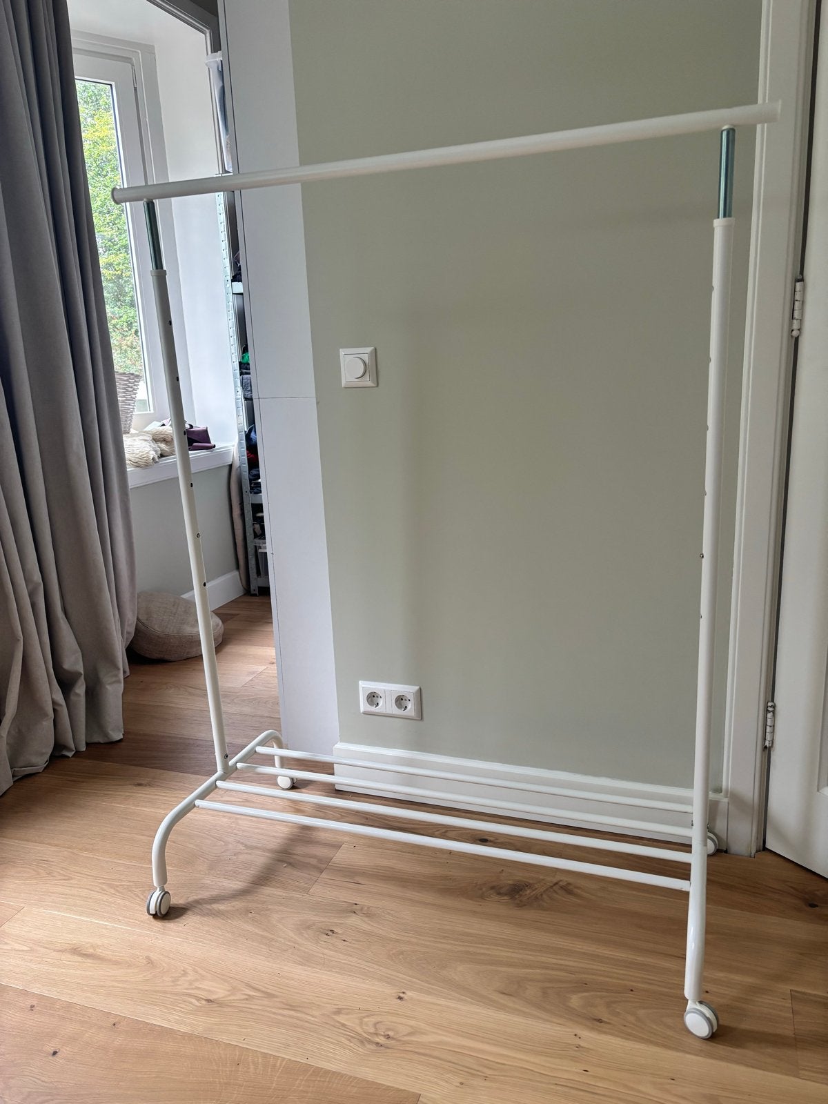 IKEA Rigga Kledingrek - Wit, Verstelbaar en Verrijdbaar, Kleding | Dames, Kledingrekken, Ophalen, Met wielen, Zo goed als nieuw
