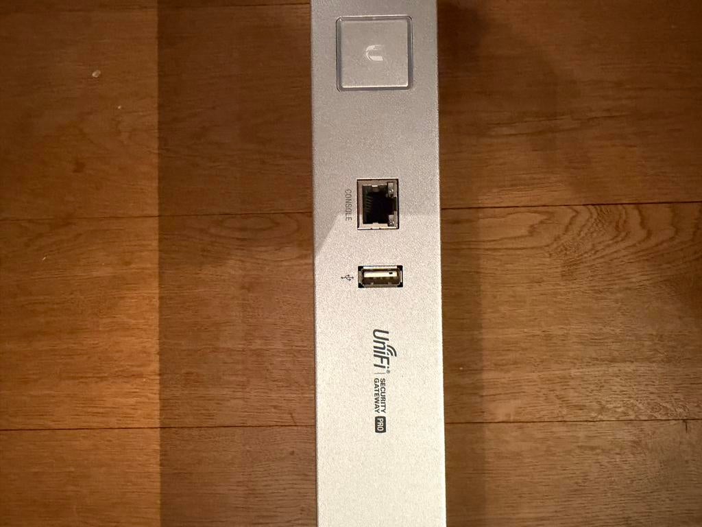 Ubiquiti UniFi Security Gateway Pro (USG Pro 4), Computers en Software, Ophalen of Verzenden, Zo goed als nieuw, Router