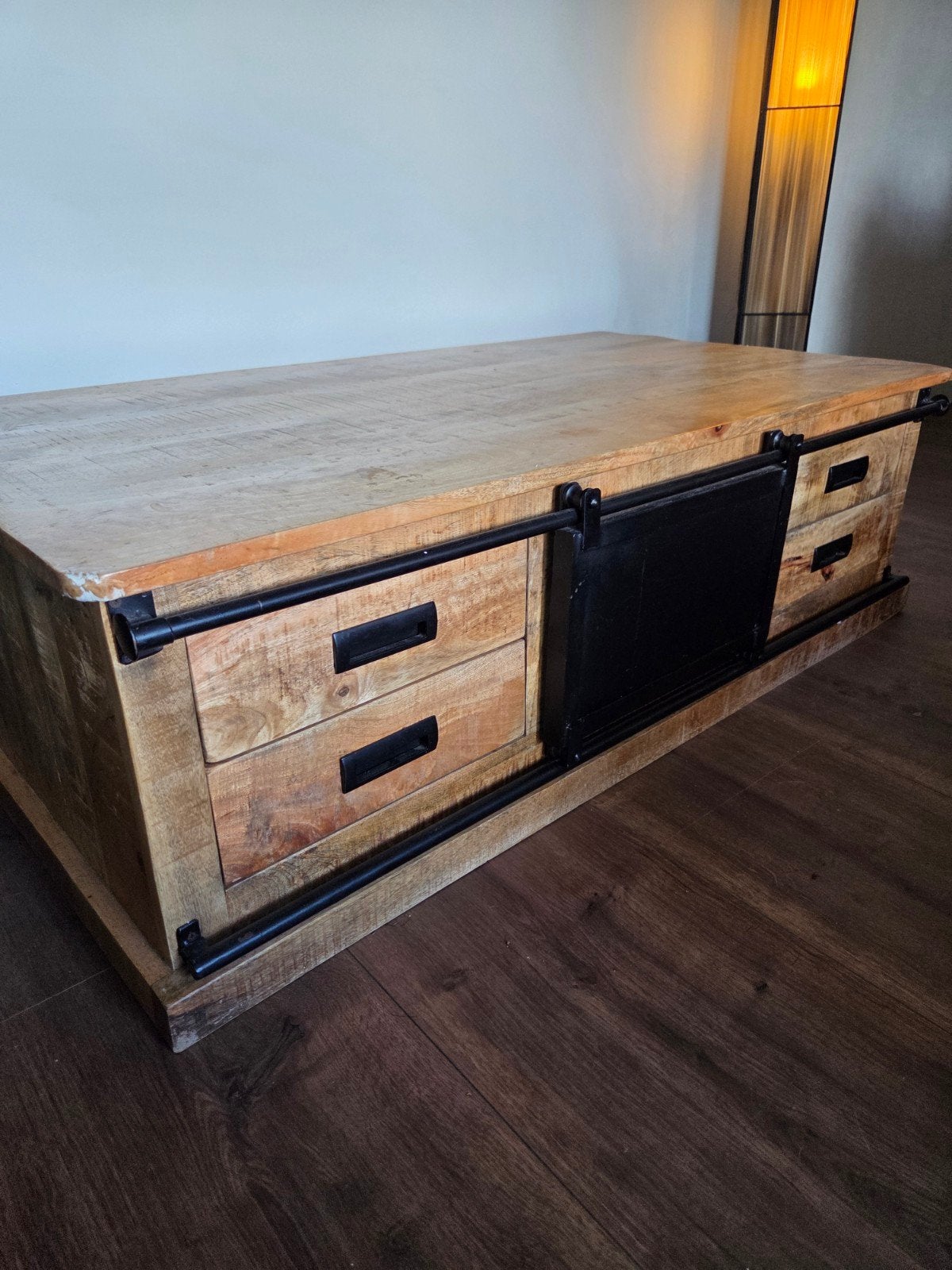 Industriële salontafel van mangohout met schuifdeuren, Huis en Inrichting, Gebruikt, 100 tot 150 cm, 50 tot 100 cm, Industrieel