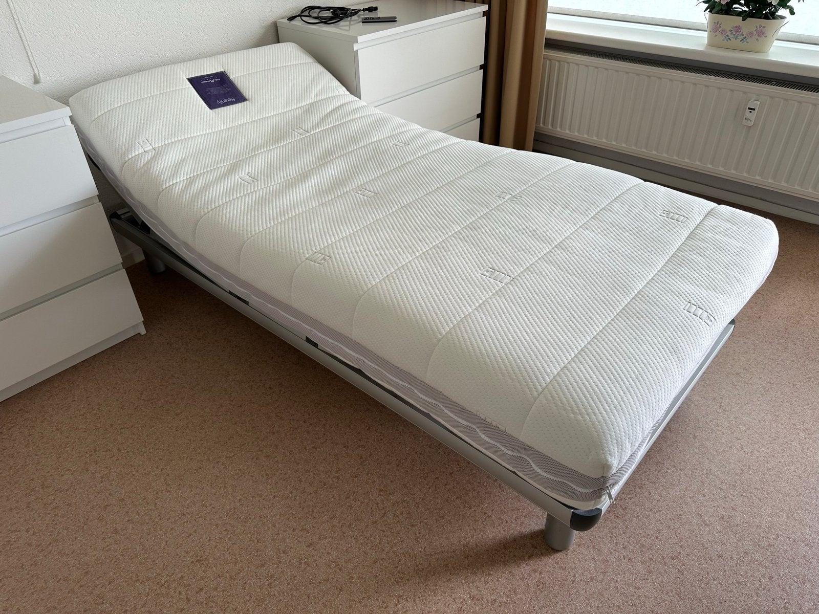 Verstelbaar eenpersoonsbed met matras en lattenbodem, Huis en Inrichting, Slaapkamer | Bedden, Ophalen, 90 cm, Eenpersoons, 200 cm