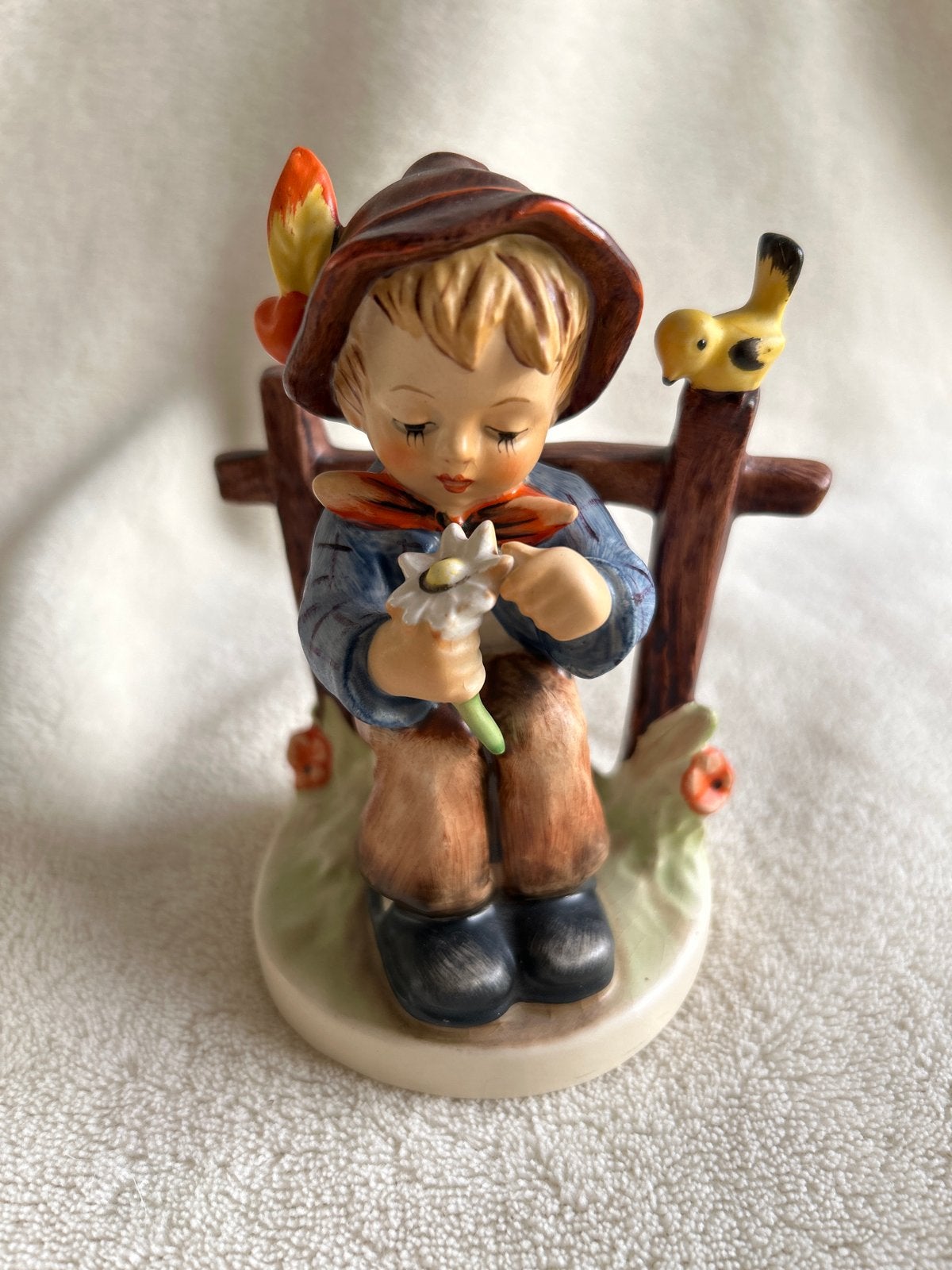 Vintage Hummel beeldje: Jongen met bloem en vogel, Ophalen of Verzenden, Zo goed als nieuw, Hummel