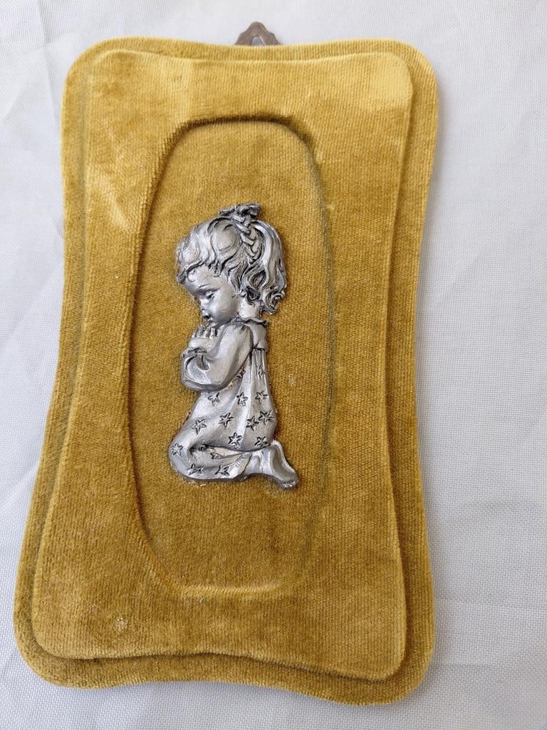 Vintage wanddecoratie biddend meisje in tin, Ophalen of Verzenden