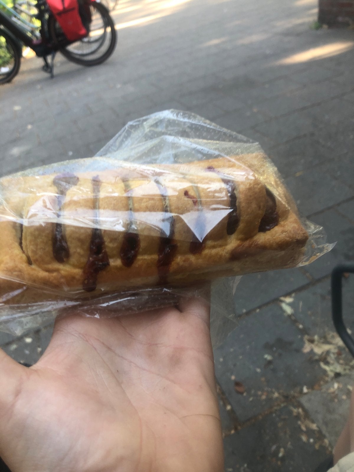 Frikandel broodje lekker, Ophalen