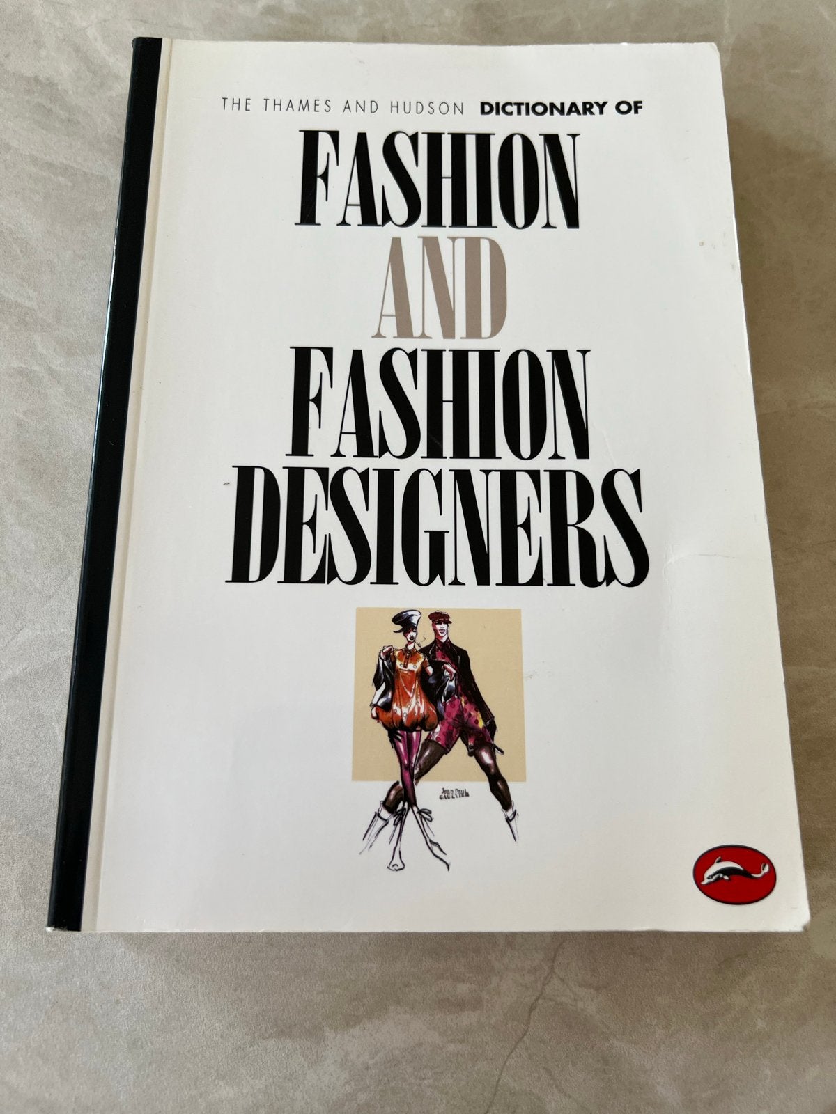 The Thames and Hudson Dictionary of Fashion and Designers, Ophalen of Verzenden, Zo goed als nieuw, Mode algemeen